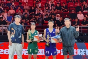 不止是看球！丁彦雨航与郭艾伦为耐高男女篮MVP张宇辰&许梦伊颁奖
